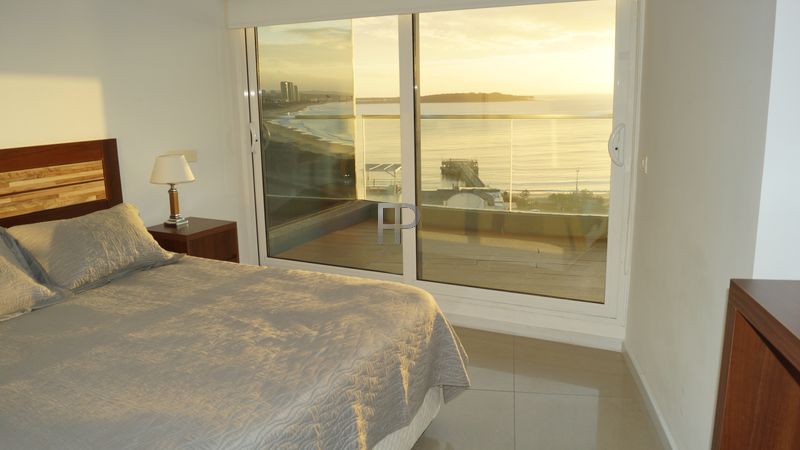 dormitorio principal con vista al mar